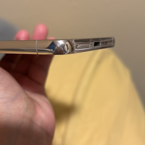 Samsung Galaxy S22 (Unlocked) - Picture 5 of 7